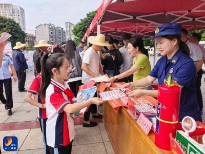通山县消防救援局：联合多部门开展安全生产月宣传咨询日活动 