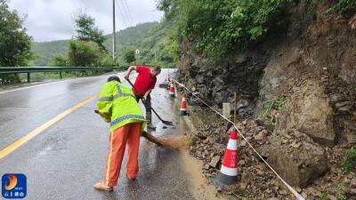 V视丨暴雨中的“守路人”：通山交通筑起汛期“钢铁堤坝”