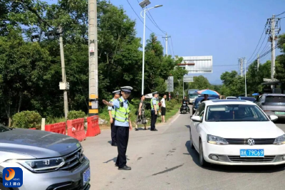通山公安：富水湖畔龙舟竞 藏蓝守护保安宁
