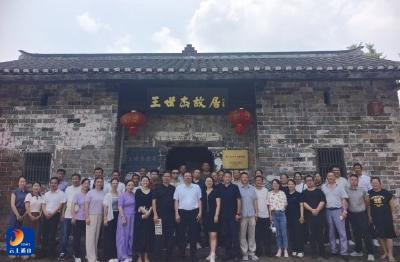 通山县委党校主体班学员赴崇阳县白霓镇开展现场教学 