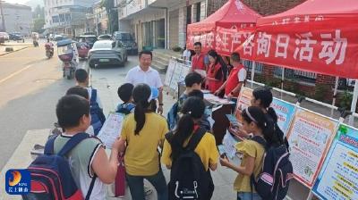 普及安全知识 筑牢安全防线——大畈镇开展安全生产咨询日宣传活动 