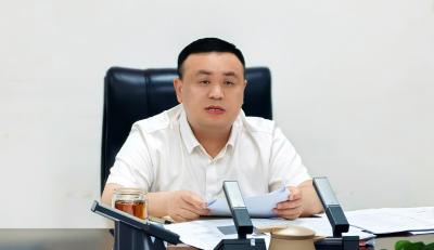V视丨王功辉主持召开县政府党组理论学习中心组学习会议