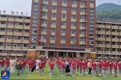 盛夏逐光践初心 青春向党启新程——通山县东升学校新团员入团仪式 