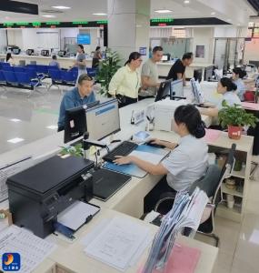 通山县人社局开展“一把手走流程”活动