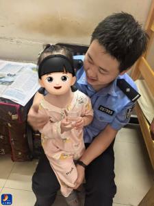 三岁萌娃街头“流浪”，通山公安00后民警秒变“临时奶爸”