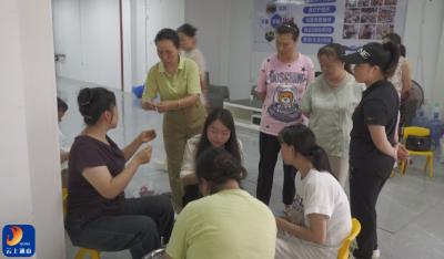 V视丨“指尖”串珠 “云端”搭桥 村播联盟串起妇女增收产链