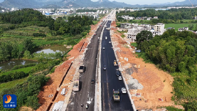 V视丨高温下的坚守：通山县两条重点道路建设提速冲刺