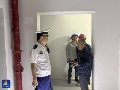 县消防救援局：夜巡住宅小区 筑牢安全屏障