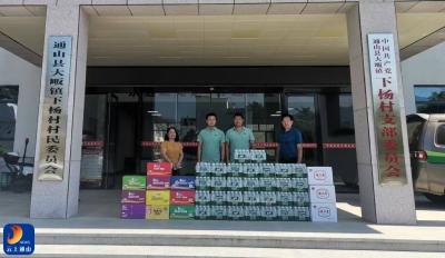 大畈镇爱心企业与驻村工作队捐赠防汛防台物资