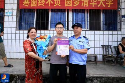 通山辅警徐文教：村里守平安，儿子上清华