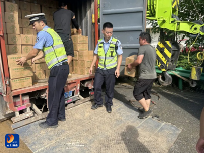 货车侧翻“横躺”拦路！通山交警徒手搬货三小时抢通“平安路”