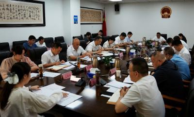 王功辉主持召开县政府常务会议
