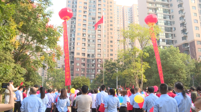 应城市彭吕社区海山小区举行升国旗仪式 为伟大祖国庆生