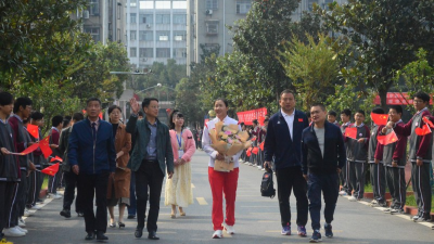 杭州亚运冠军王颖回访母校——应城市职业教育中心
