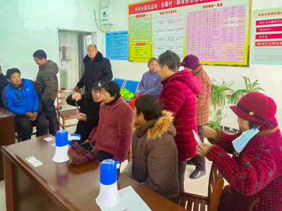 安陆市税务局驻村工作队为老人开展养老认证