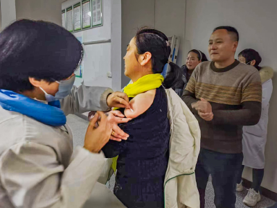 安陆市巡店镇：接种流感疫苗 筑牢冬季疫病防护墙