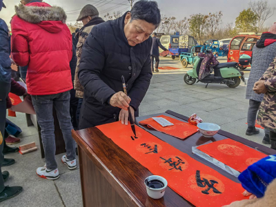 安陆市木梓乡：迎新纳福送春联 翰墨飘香暖人心