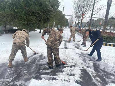 安陆市南城街道组织民兵应急力量开展清雪除冰行动