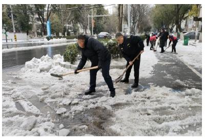 安陆府城街道解放社区：铲雪除冰共聚力 和谐社区暖人心