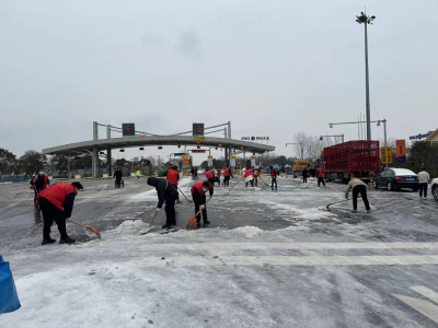 以雪为令，安陆市南城街道组织党员干部清理高速口积雪