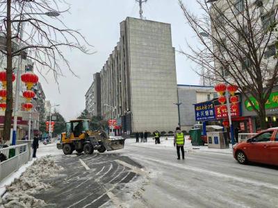 安陆城管：不畏严寒除积雪 全力以赴保畅通