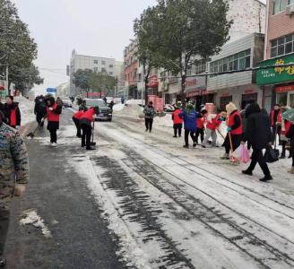 安陆市雷公镇：扫雪除冰保安全