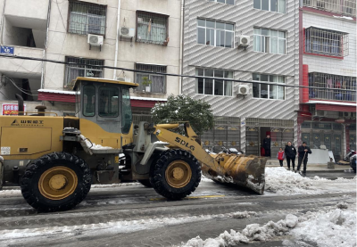 安陆：扫雪除冰暖人心 齐心协力护平安