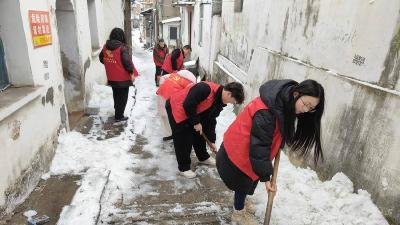 安陆市府城街道北正社区开展背街小巷扫雪除冰活动