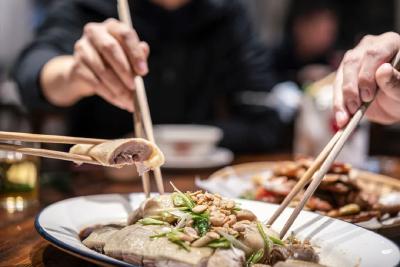 注意！吃饭时最好不要这样做，容易影响健康