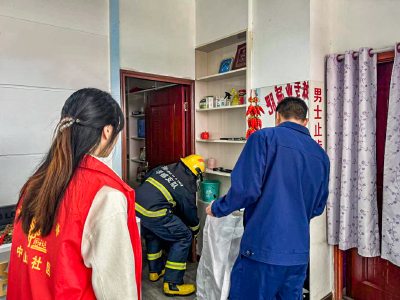 府城中山社区：菜花蛇溜进门店 消防员抓蛇安民心