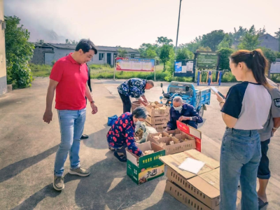 安陆市棠棣镇：送鸡苗 助增收