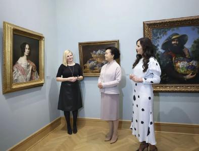 彭丽媛同塞尔维亚总统武契奇夫人塔玛拉参观塞尔维亚国家博物馆