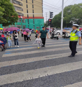 安陆交警站好“护学岗”，当好“守神人”