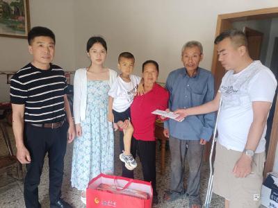 安陆市雷公镇：爱心救助白血病患者 真情慰问病患家庭