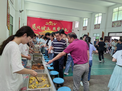 情系中考   情暖师生 ——市教育局局长孙宁到南城初中慰问中考学生