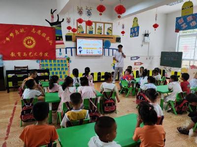 “绿书签”进乡村暨“我的书屋·我的梦”农村少年儿童阅读实践优秀作品巡展活动走进接官乡