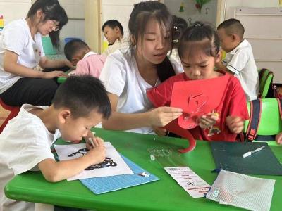 安陆市接官乡中心幼儿园“雕花剪纸”特别课堂让非遗文化点亮童心