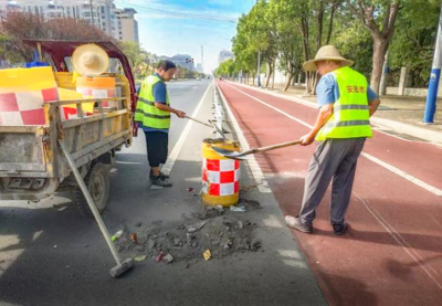 安陆城管：规整护栏除隐患 共筑平安交通路