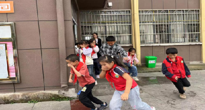 居安思危鸣警钟 防范未然保平安——安陆市赵棚镇中心小学开展消防安全应急演练