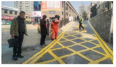 安陆市府城街道儒学社区：施划停车线 共建和谐文明家园