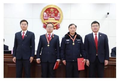 安陆市人民法院举行“荣誉天平纪念章”颁发仪式