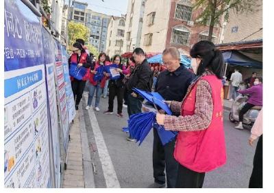 “平安早市”讲安全 居民“赶集”学知识
