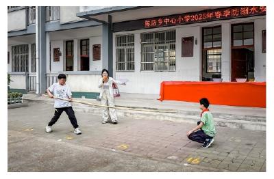 安陆市陈店乡中心小学开展防溺水安全演练