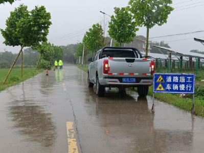 安陆市：农路卫士雨中坚守 全力排险护航公路安全