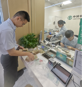 农行安陆雷公支行零钞兑换暖人心