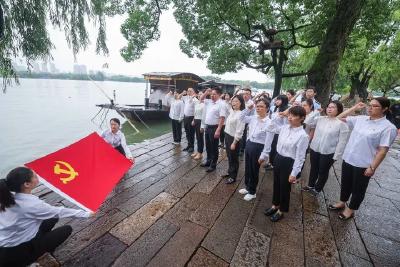 钟华论：锻造民族复兴的中流砥柱