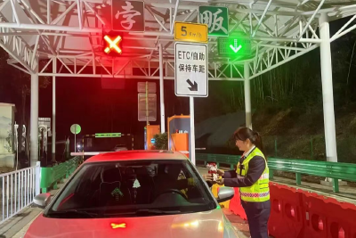 湖北首个独立收费站式服务区“开口子”工程——安陆服务区孛畈收费站正式通车