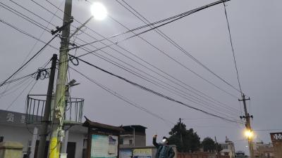 市人社局：安装路灯暖民心 照亮乡村振兴路