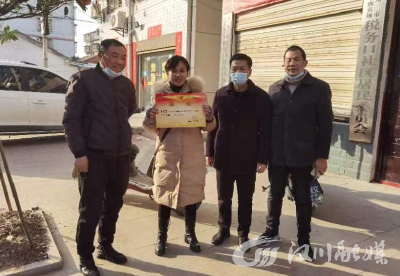中洲农场为“四有”优秀士兵家属送喜报
