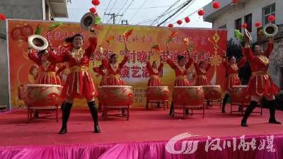 村民登台当主角，这台“村晚”年味浓！